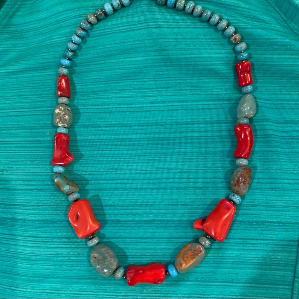 Green turquoise and coral necklace. - Picture 2 of 3